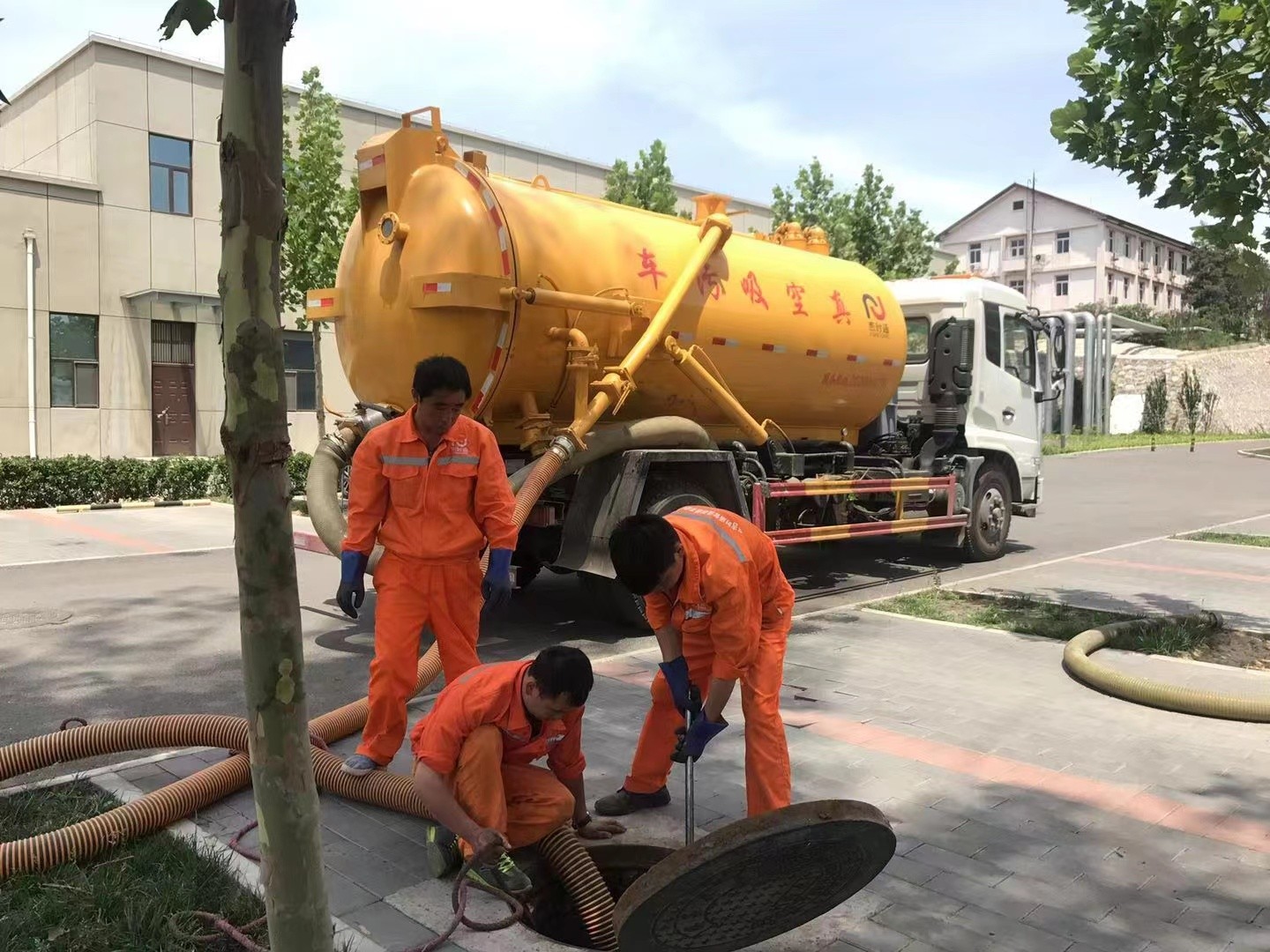 宜川管道疏通车停在窨井附近