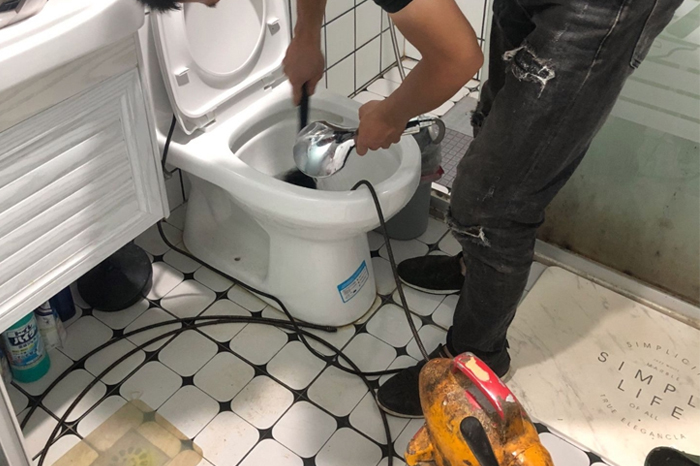 宜川马桶堵塞自己疏通还是找师傅?专业上门服务让你省时更省心